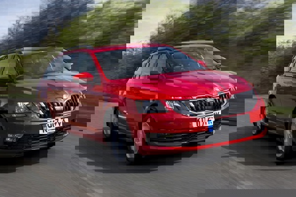 Skoda Octavia Estate (2013-2020) dynamic front three-quarter